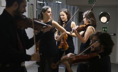 Intérpretes de la la Joven Orquesta Nacional de España se preparan para su actuación.