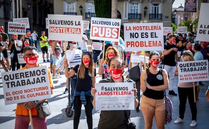 El sector de la hostelería y del ocio nocturno concentrados en la Plaza Manises de Valencia el 21 de septiembre.