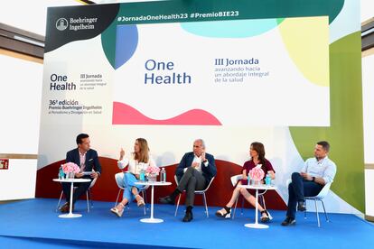 Los componentes de la Mesa 1 del evento 'One Health'. De izquierda a derecha, Jacob Petrus, conductor del acto; la eurodiputada Susana Solís; el senador Enrique Ruiz Escudero; la socióloga y politóloga Cristina Monge, y el embajador en Misión Especial para la Crisis Internacional de la covid-19, Borja Cabezón.