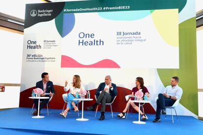 Los componentes de la Mesa 1 del evento 'One Health'. De izquierda a derecha, Jacob Petrus, conductor del acto; la eurodiputada Susana Solís; el senador Enrique Ruiz Escudero; la socióloga y politóloga Cristina Monge, y el embajador en Misión Especial para la Crisis Internacional de la covid-19, Borja Cabezón.  