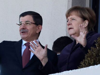 Angela Merkel y Ahmet Davutoglu, en Ankara.