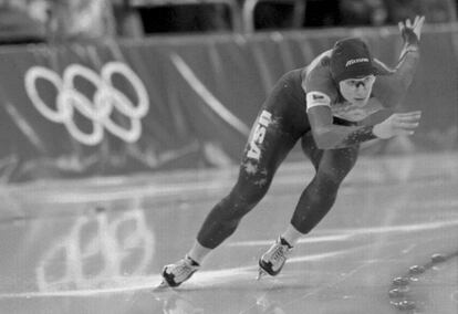 La estadounidense Bonnie Blair, una de las atletas más condecoradas de la historia de los Juegos, compitiendo en el evento de 500 metros de patinaje de velocidad en el Hamar Olympic Hall, en Lillehammer 94. Blair se alzó con el que sería el cuarto oro de su carrera olímpica (finalmente logró cinco y un bronce) con un tiempo de 39,25 segundos.
