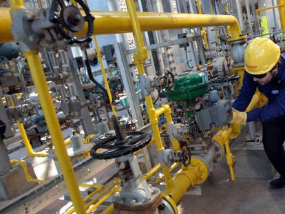 Trabajadores en una refiner&iacute;a.