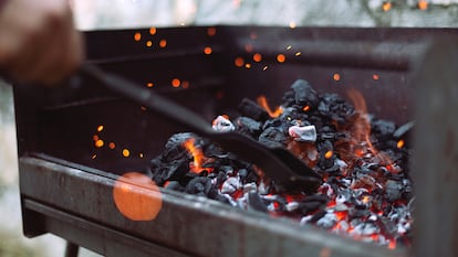 Permite tener encendidas las brasas durante más tiempo, ideal para recetas más elaboradas. GETTY IMAGES.