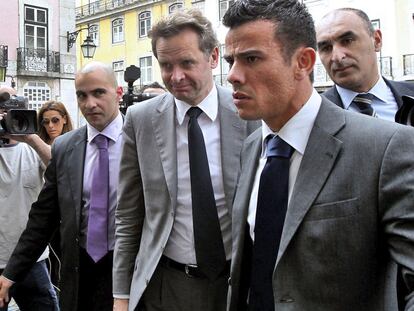 Paul Thomsen, representante del FMI, en el centro, ayer en Lisboa.