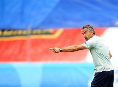 Roberto Donadoni da instrucciones durante un entrenamiento de Italia.