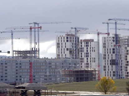 Varios edificios de viviendas en construcci&oacute;n.