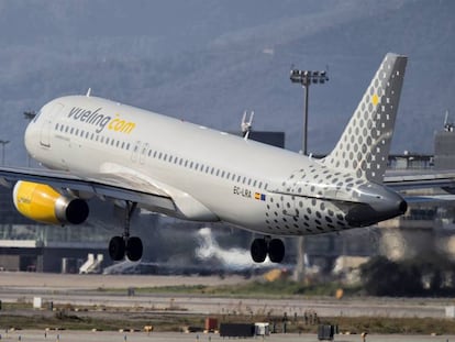 Avió de Vueling sortint de l'aeroport de Barcelona.