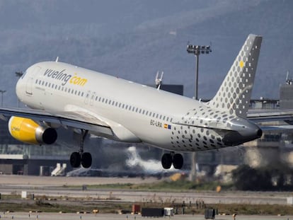 Avi&oacute;n de Vueling despegando del aeropuerto de Barcelona.