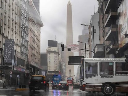 Una avenida en la ciudad de Buenos Aires sin fluido eléctrico debido a la apagón que sufre toda Argentina.