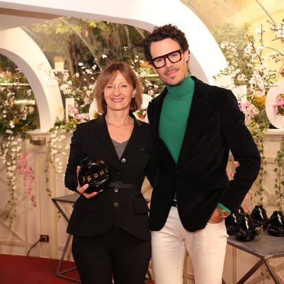 Sylvie Durcudoy, directora de comunicación de perfumes Christian Dior, y el diseñador Juan Avellaneda, en la entrega del premio Artista Perfumista a François Demachy por su trabajo en Christian Dior.