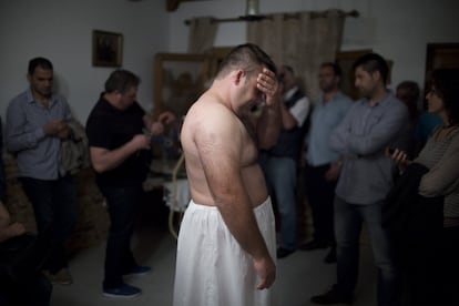 Moisés Cañadas, 41 años, concentrado antes del inicio de los preparativos de vestimenta como empalao.