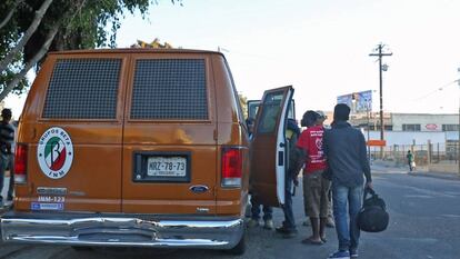 Un grupo de migrantes haitianos es atendido por el servicio de migración