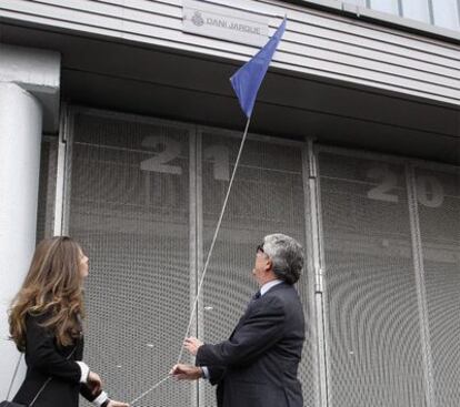 La viuda de Jarque, Jessica, descubre la placa junto al presidente del Espanyol, Sánchez Llibre.