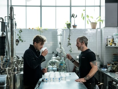 Mark Emil Hermansen y Lars Williams investigan nuevas técnicas para preparar bebidas innovadoras. Foto proporcionada por Empirical.