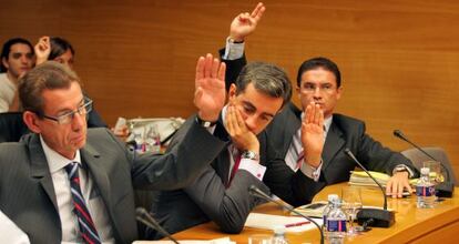 Los diputados populares Antonio Clemente, Ricardo Costa y Serafín Castellano en las Cortes en una imagen de archivo.