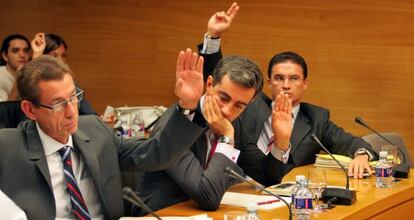 Los diputados populares Antonio Clemente, Ricardo Costa y Seraf&iacute;n Castellano en las Cortes en una imagen de archivo. 