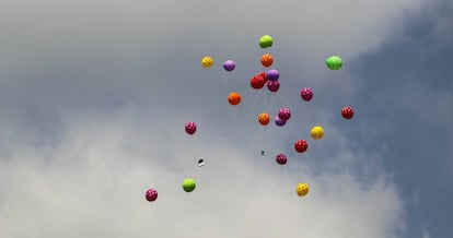 Globos lanzados por la comunidad homosexual de Bangladesh para celebrar la entrada en el año nuevo bengalí, el 14 de abril de 2016.