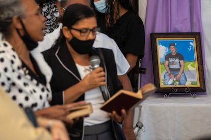 Dos mujeres leen la Biblia durante el velorio de Juan Alberto Soto en la comunidad de Cañafistol, Baní, en República Dominicana.