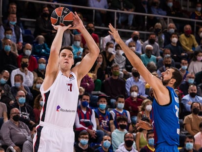 Voigtmann lanza un triple ante Mirotic en el Barça-CSKA disputado en noviembre en el Palau. AFP7