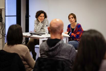 Personal de Cruz Roja durante una reunión informativa con familias interesadas en la acogida, en el barrio de Poblenou.
