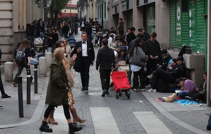 Viandantes en la calle de Santa Brígida, en Madrid.