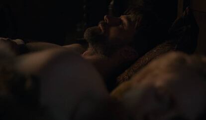 <p>Momento: el momento en el que, por fin, Jaime y Brienne se acuestan. </p><p>¿Por qué? El sexo entre el Lannister y la recién nombrada caballera es el cierre a siete temporadas en las que Brienne rompe con todos los estereotipos que se cernían sobre ella y, además, un proceso de cambio que ella provoca en Jaime. En una entrevista a ambos en 'The New York Times', ella habla de cómo su personaje ha deconstruido el varón prototípico que es ese Lannister y hacen referencia al cambio de roles que suele fijarse: ella es la bestia y él la bella. Y dice Gwendoline Christie: "Es una perspectiva revitalizada sobre la sexualidad, el deseo y el amor femeninos, en cuanto a que no se trata de rogar para que te amen y así sentirte aceptada. Es mucho más una lucha interna. Un conflicto de no necesitar que así sea, no querer que sea así pero también querer algo. Me gusta cómo subvierte la relación de mujer y hombre, que suele ser: 'Quiéreme, adórame, por favor. Por favor, ten intimidad física conmigo”.
