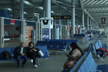 Pasajeros esperan en una sala del Aeropuerto Internacional Felipe Ángeles.
