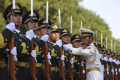 Soldados del Ejército chino aguardan la llegada del presidente de Singapur, Tony Tan Keng Yam, en la cemonia de bienvenida celebrada en el Gran Palacio del Pueblo en Pekín.