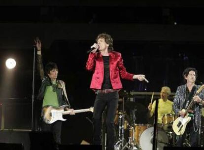 Los Rollng Stones, con Mick Jagger al frente, durante un momento de su concierto de ayer en Barcelona.