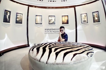 El editor Luis Venegas en la exposición en Loewe, dedicada a revistas míticas ya desaparecidas.