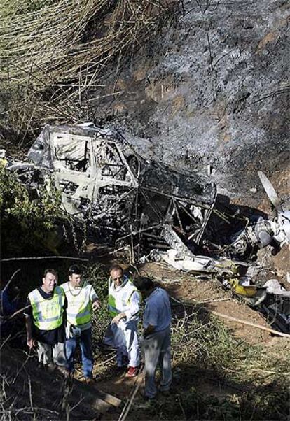 Miembros de los equipos de rescate junto a la avioneta que efectuó ayer un aterrizaje de emergencia en Castellbisbal.