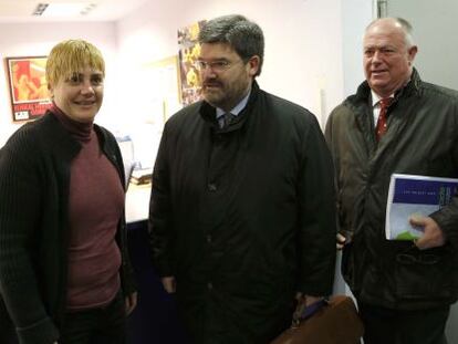 La secretaria general de LAB, Ainhoa Etxaide, recibe en la sede de LAB al consejero de Empleo y Asuntos Sociales, Juan Mari Aburto, en el centro.