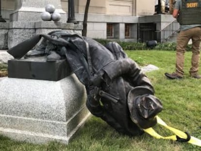 Unos manifestantes derrumban una estatua en Carolina del Norte y varias ciudades anuncian nuevas iniciativas