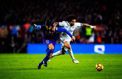 Marcelo intenta escapar de André Gomes, jugador del Barcelona, en un partido de la Liga, en diciembre de 2016.