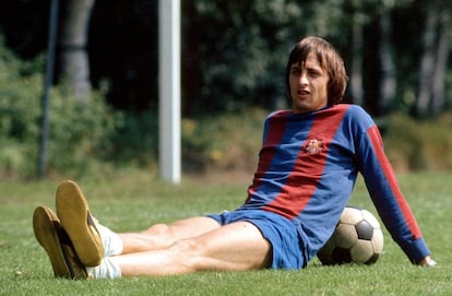 Johan Cruyff posa con la camiseta del F. C. Barcelona en 1974.