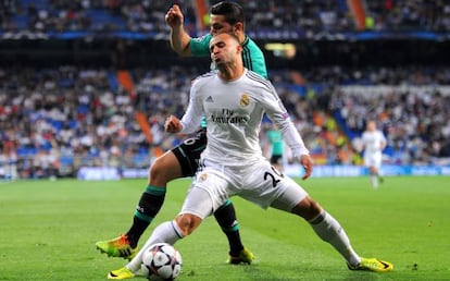 Kolasinac carga sobre Jesé, que acabó la jugada lesionado.