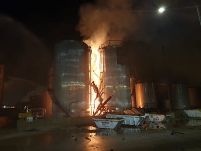 Vista del incendio ocasionado por la explosión en la empresa Industrias Químicas de Óxido de Etileno (IQOXE), heredera de la antigua IQA, en Tarragona este martes.