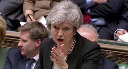 A primeira-ministra britânica, Theresa May, falando aos membros da Câmara dos Comuns em Londres.