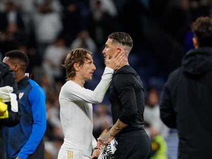 Luka Modric (i) saluda a Sergio Ramos al final del partido.