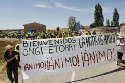 Los vecinos de la localidad vallisoletana de Mota del Marqués reciben con una pancarta de ánimo a la Marcha negra del carbón, en su décima jornada, su etapa más larga, de 35,1 kilómetros, entre Villalpando (Zamora) y Mota del Marqués (Valladolid).