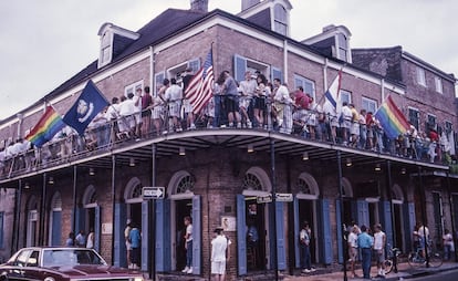 Banderas del arcoíris en el balcón del Bourbon Pub Parade, en la esquina de las calles Saint Anne y Bourbon, en el barrio Francés, en 1988. Desde su inauguración en 1974, este local es uno de los más conocidos de la comunidad LGTB de Nueva Orleans.