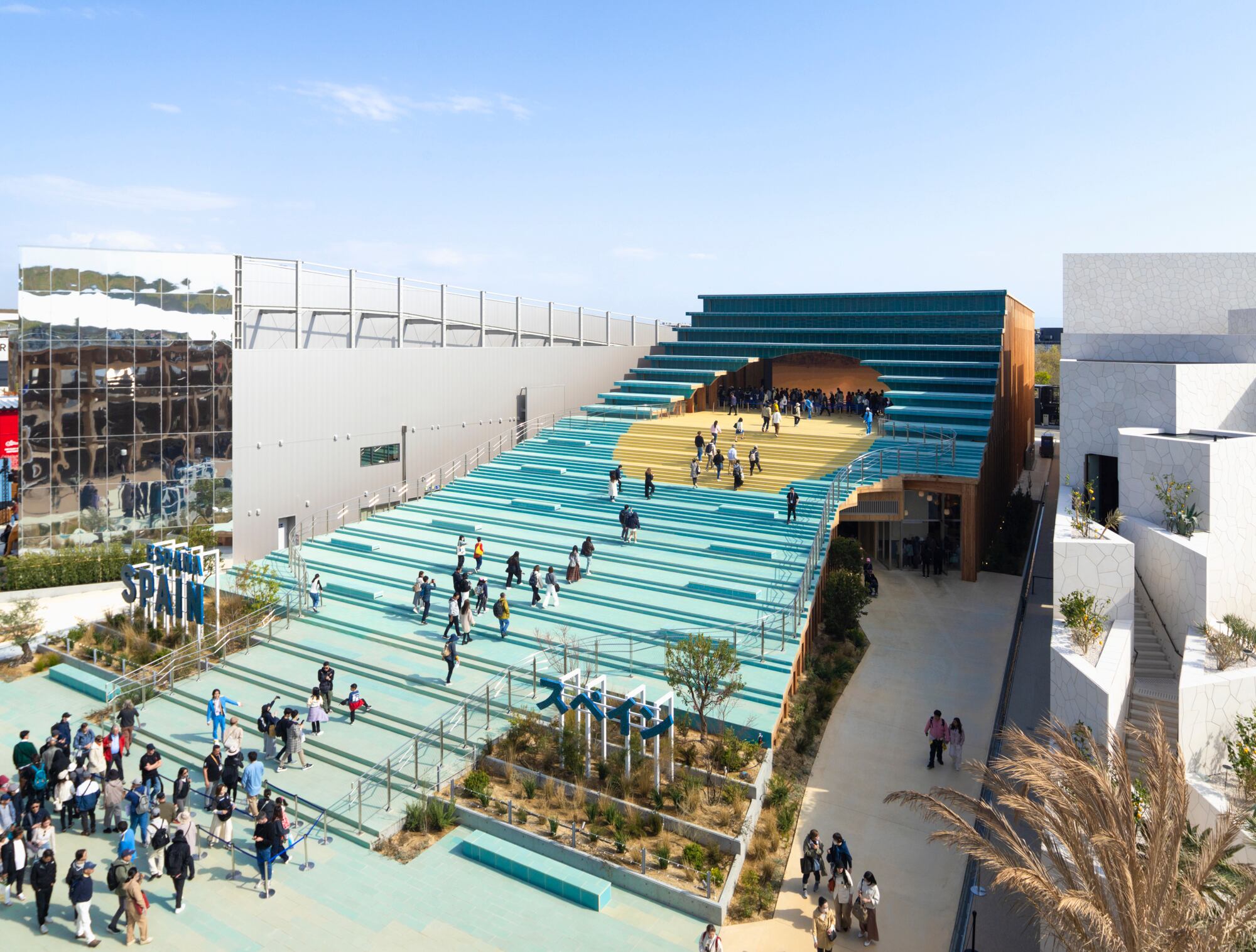 Los estudios Extudio, Enorme Studio y Smart & Green Design firman conjuntamente el Pabellón Español.