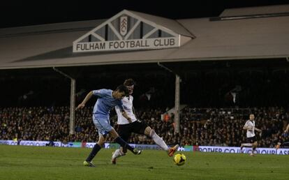 Navas dispara para marcar ante el Fulham.