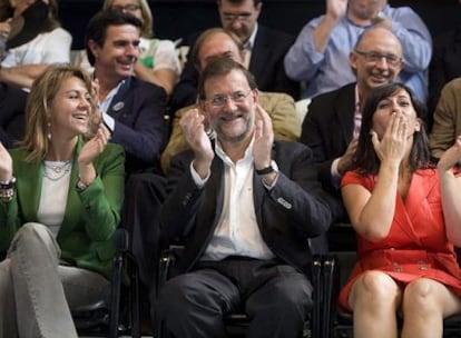 Rajoy, Cospedal (izquierda) y Sánchez-Camacho en un mitin, ayer en L'Hospitalet de Llobregat.
