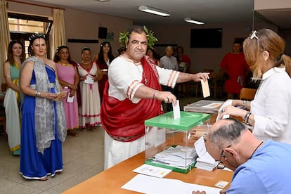 Además de votantes acudiendo con enseres de playa, la jornada ha dejado otras imágenes curiosas. El alcalde del municipio palentino de Saldaña, Adolfo Palacios (PP), vota este domingo vestido de emperador romano, acompañado de un séquito de soldados y mujeres también disfrazadas, al coincidir la jornada electoral este domingo con el tradicional Mercado Romano que se celebra cada año en el pueblo.