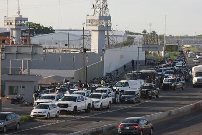 Elementos de distintos cuerpos de seguridad como Guardia Nacional, Policía Ministerial y granaderos de la Secretaria de Seguridad y Protección Ciudadana, resguardan y hacen presencia en perímetros del Centro de Readaptación.
