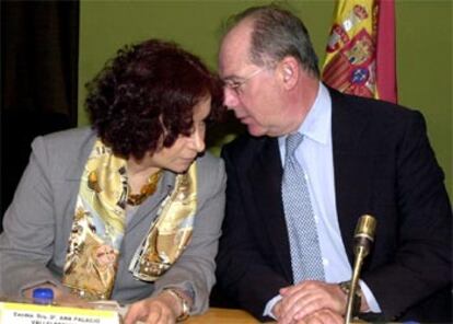 Ana Palacio y Rodrigo Rato, durante la reunión ayer de la Comisión Interministerial de Ayuda Humanitaria.