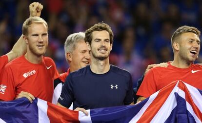 Murray, en el centro, celebra el pase a la final de la Davis.