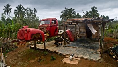 'Barraco, cão e van' (2011), Gibara. Mellado ressalta a simpatia dos cubanos, o contato íntimo, "como se fossem primos de segundo grau"